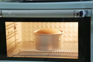 烤箱预热好了，将面糊放入烤箱中下层，145度烤35-40分钟。