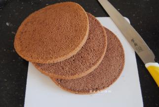 出炉后完全冷却后脱模，冷却的时候可以准备慕斯液，将吉利丁片剪小泡软后捞出，加入牛奶隔热水融化成吉利丁液，用分蛋糕器分成3等份。