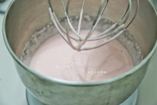 淡奶油加入细砂糖和1滴红色色素，放入厨师机里，启动7档搅打到7分发，就是能缓慢流动的状态即可，不要打发过头了，做出来的口感是硬的。打好的淡奶油加入草莓酱和吉利丁液混合均匀。