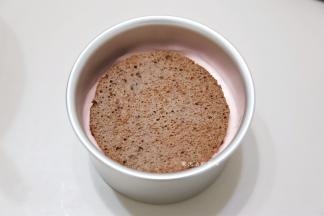 准备好一个加高的6寸模具，将一片涂了百利甜酒的蛋糕片放在底下，倒入1/3的慕斯糊，再放上一片蛋糕片，直到放完，放冰箱冷藏过夜。