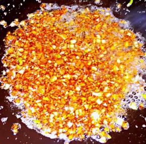 放入调味料一品鲜酱油、蚝油、盐、黑胡椒粉炒匀入味