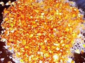 放入调味料一品鲜酱油、蚝油、盐、黑胡椒粉炒匀入味