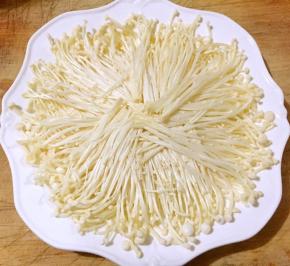 金针菇摆在盘中我比较建议可以多放一些金针菇蒜蓉海虾蒸出汤汁后金针菇格外鲜美