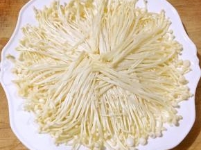 金针菇摆在盘中我比较建议可以多放一些金针菇蒜蓉海虾蒸出汤汁后金针菇格外鲜美