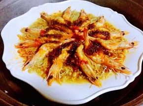 蒸好的蒜蓉海虾金针菇开锅立马满屋飘香