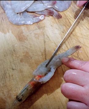 展开虾肉取出虾线在虾肉上轻轻的划几刀