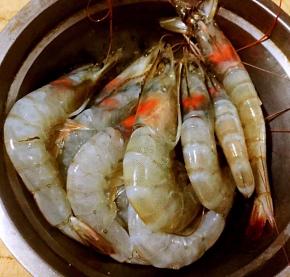 海虾洗净剪去虾须