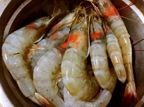 海虾洗净剪去虾须