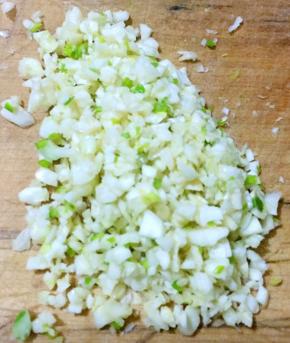 蒜去皮洗净剁成蒜粒