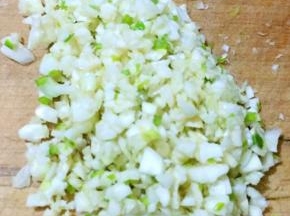 蒜去皮洗净剁成蒜粒