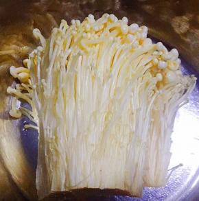 金针菇去蒂洗净摘成一根一根