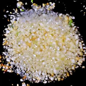 锅中倒入底油加热放入蒜粒爆香