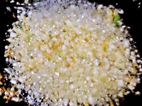 锅中倒入底油加热放入蒜粒爆香