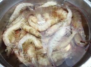 把虾放入盘中洗干净