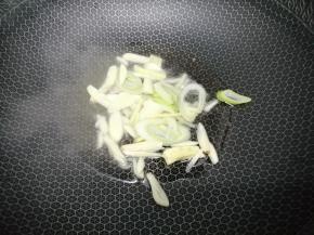锅里加入适量的油，然后把葱姜蒜放入爆香