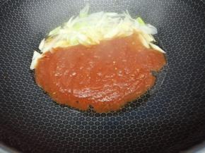 再加入番茄汁翻炒片刻