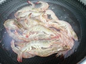 锅里加入水烧开，然后把虾放入焯水，变色捞出来