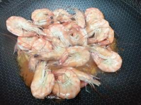 再下入虾翻炒均匀