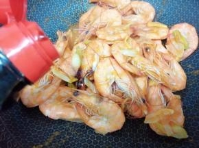 最后加入生抽翻炒均匀即可关火出锅