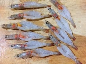 海虾依次处理好放入料酒腌制十分钟