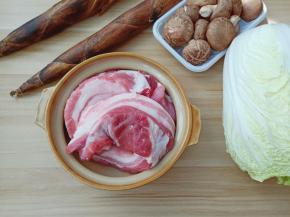 包子馅选择五花肉来做。