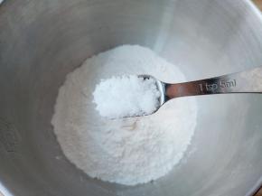 面粉加1勺白糖。