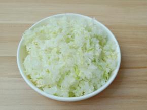 白菜清洗好切丝再剁成碎末。