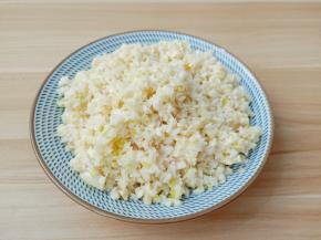 笋剥壳切成小丁。