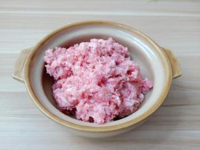 五花肉剁成肉泥。