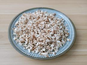 香菇切成小丁。