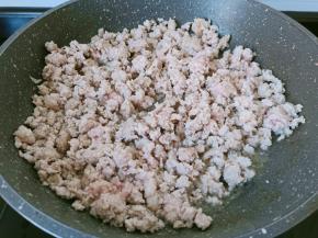 锅里放油，油热放下五花肉翻炒至变色。