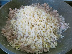 再加入笋丁翻炒。