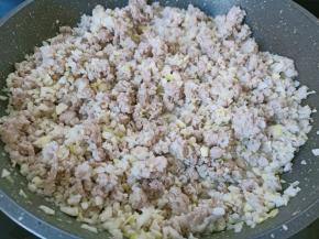 待笋丁炒出香味。