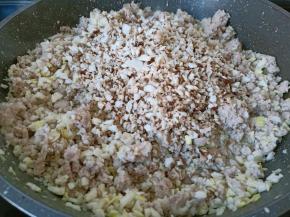 加入香菇丁翻炒。