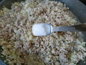 最后加入白菜丁翻炒，加一勺盐。