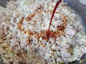 加上生抽两勺，蚝油两勺。