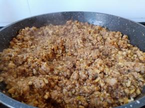 将调味料翻炒均匀盛盘晾凉。