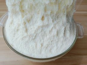 发酵好的面团成蜂窝状。