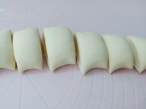 把面团分成小剂子。