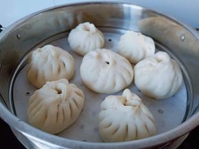 把包子放在温暖处发酵到两倍大，冷水上锅开小火蒸，上汽后开大火蒸8-10分钟关火焖五分钟开锅。