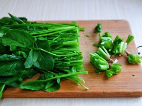 首先将菠菜去根，再洗干净。
