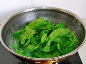 洗干净的菠菜切三段，我的菠菜比较大，小菠菜不切也可以，之后焯水，水加入盐烧开，下菠菜大火煮3 0秒。