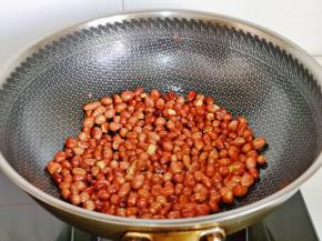 花生米洗干净后炒熟。