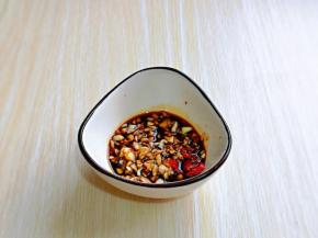 大蒜去皮切碎，辣椒洗干净切段，放入小碗中，加入生抽，盐搅拌均匀。