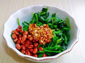 加入炒熟的花生米，淋上调味汁，拌均匀即可。