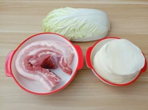 白菜猪肉饺喜欢选用五花肉。