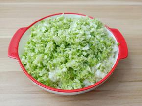 白菜切丝再切成小丁。