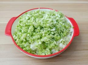 白菜切丝再切成小丁。