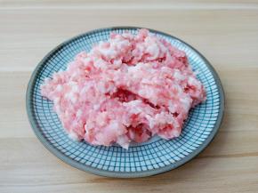 猪肉把猪皮去掉然后剁成泥。