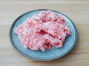 猪肉把猪皮去掉然后剁成泥。